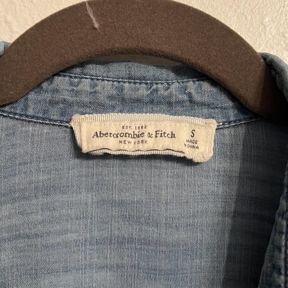 ABERCROMBIE & Fitch Lyocell Chambray Button Down Blouse Top Small - Picture 4 of 5